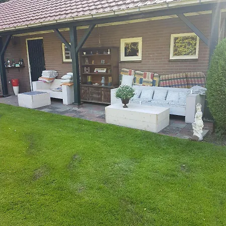 בית אירוח Mooie Tuin In *