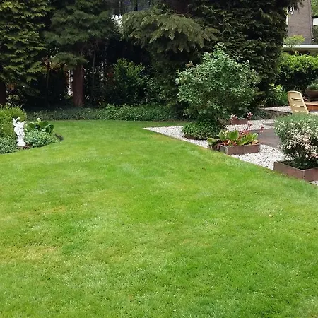 בית אירוח Mooie Tuin In *